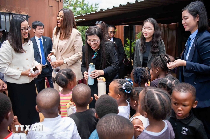 Phu nhân Thủ tướng Phạm Minh Chính thăm và tặng quà người dân khu dân cư Tsakane, Nam Phi
