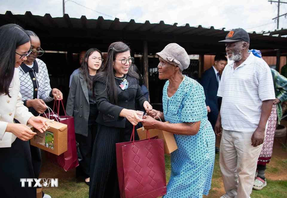 Phu nhân Thủ tướng Phạm Minh Chính thăm và tặng quà người dân khu dân cư Tsakane, Nam Phi