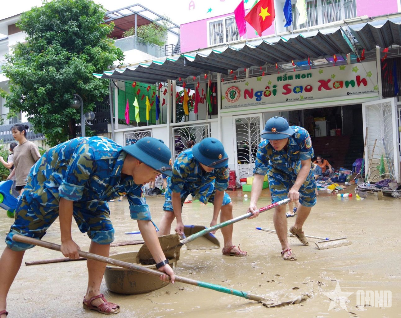 Trường Sĩ quan Không quân chung sức giúp dân khắc phục hậu quả mưa lũ