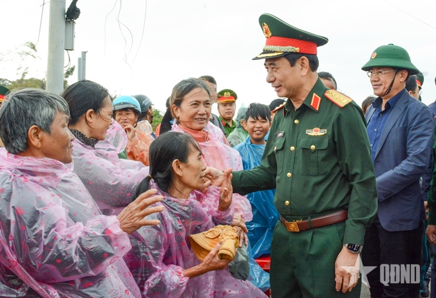 Đến với bà con trong hoạn nạn