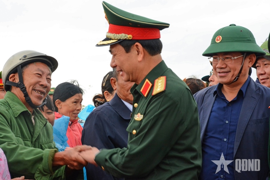 Đến với bà con trong hoạn nạn