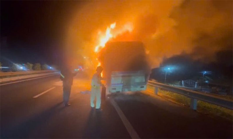 Xe giường nằm bốc cháy trên cao tốc Thành phố Hồ Chí Minh - Trung Lương