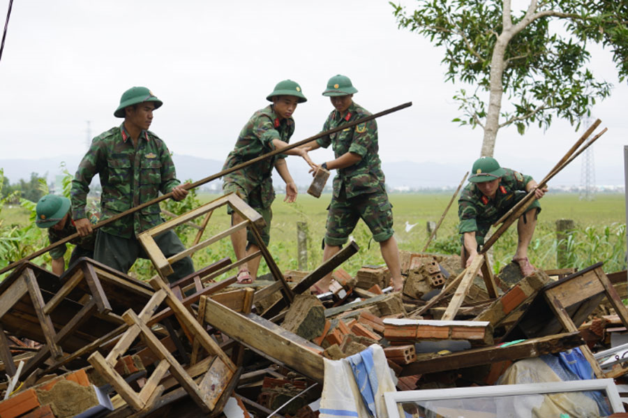 Sát cánh cùng nhân dân 