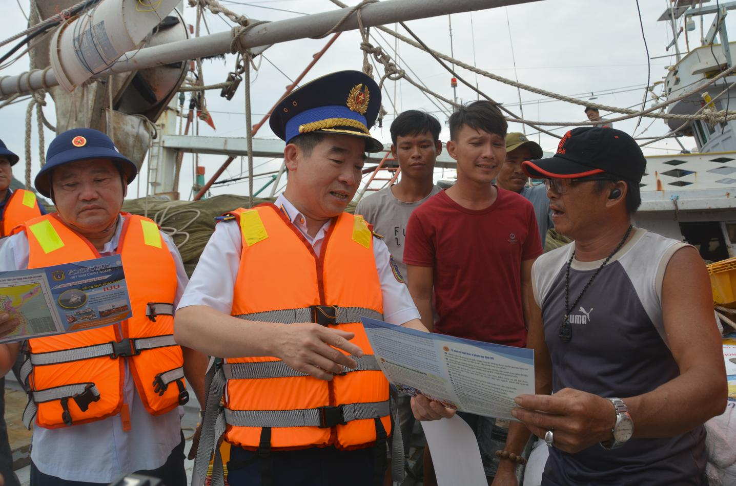 Bám biển cùng ngư dân