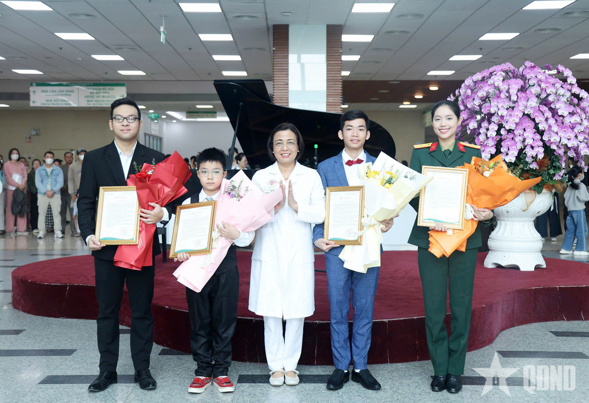 “Giai điệu yêu thương” và Á hậu Trần Ngọc Châu Anh gửi món quà ý nghĩa tới bệnh nhân tại Bệnh viện Trung ương Quân đội 108