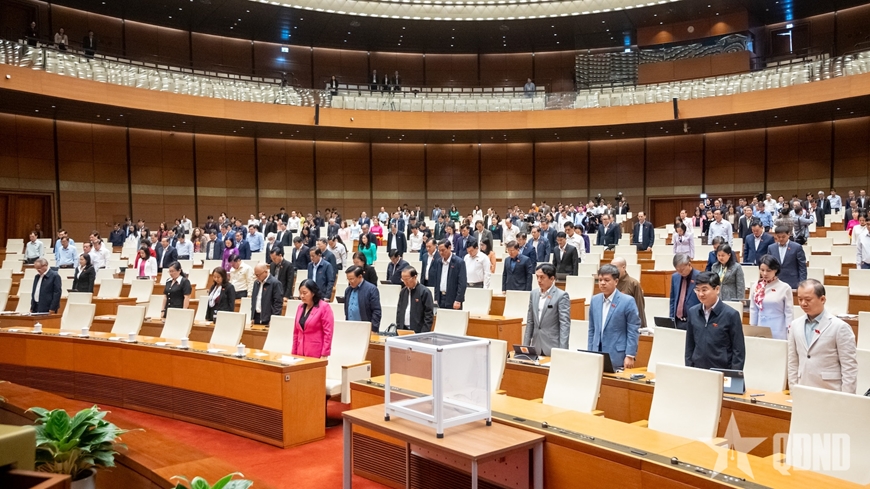 Quốc hội tưởng niệm người tử vong do thiên tai và ủng hộ đồng bào vùng lũ