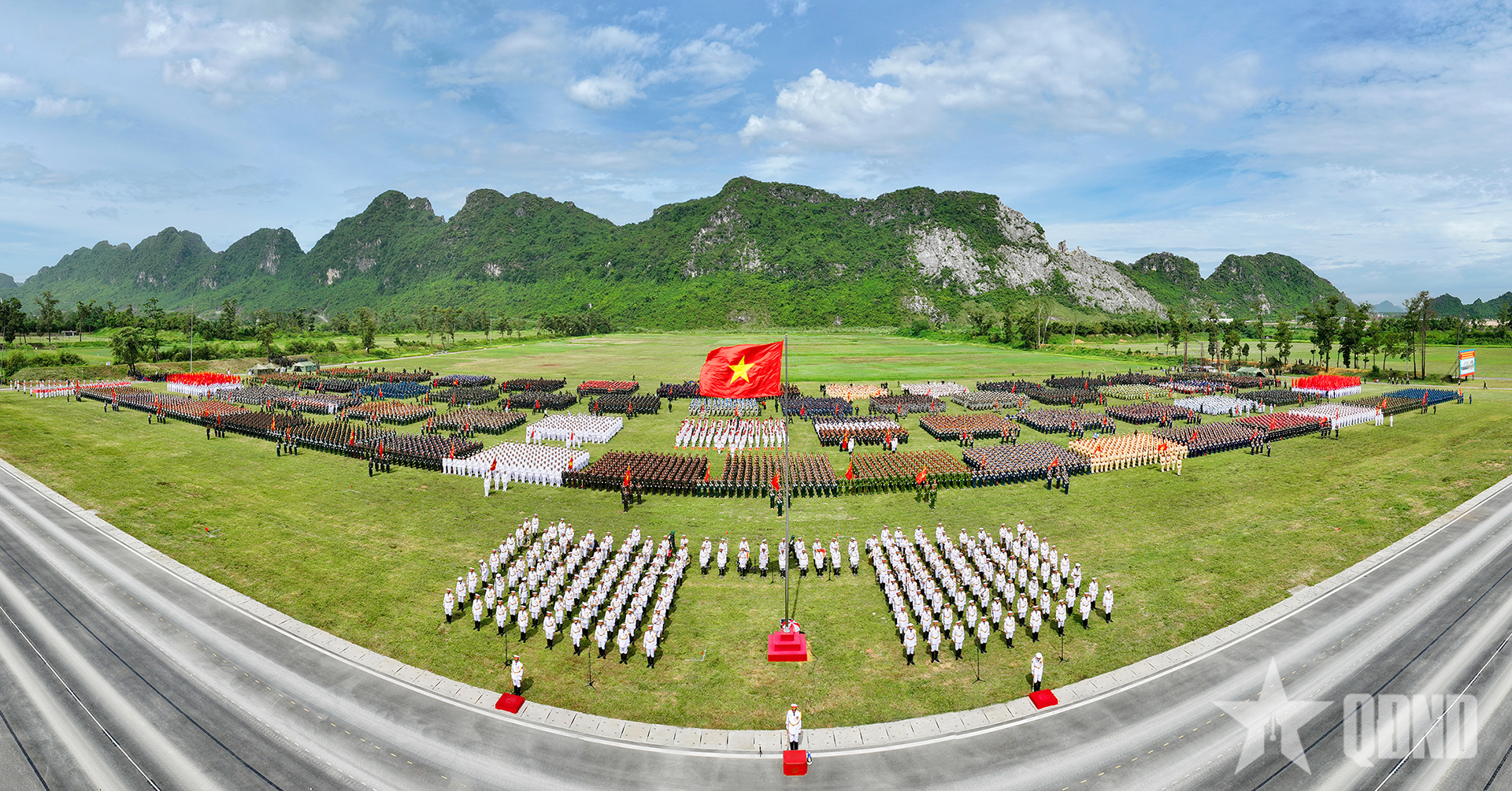 Trùng trùng hàng quân dưới cờ Tổ quốc