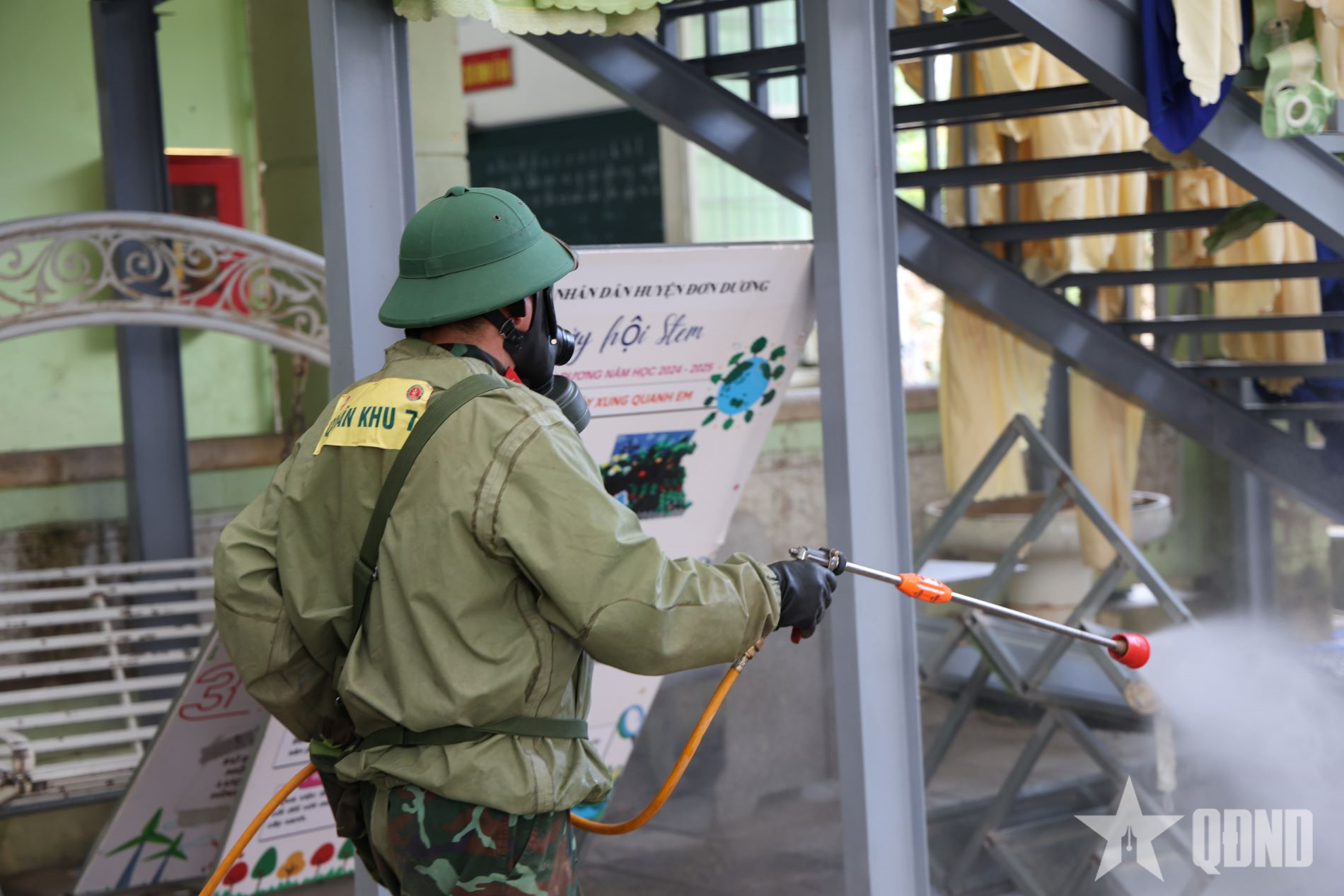 Quân đội tiến hành khử khuẩn, tiêu độc tại vùng lũ Lâm Đồng