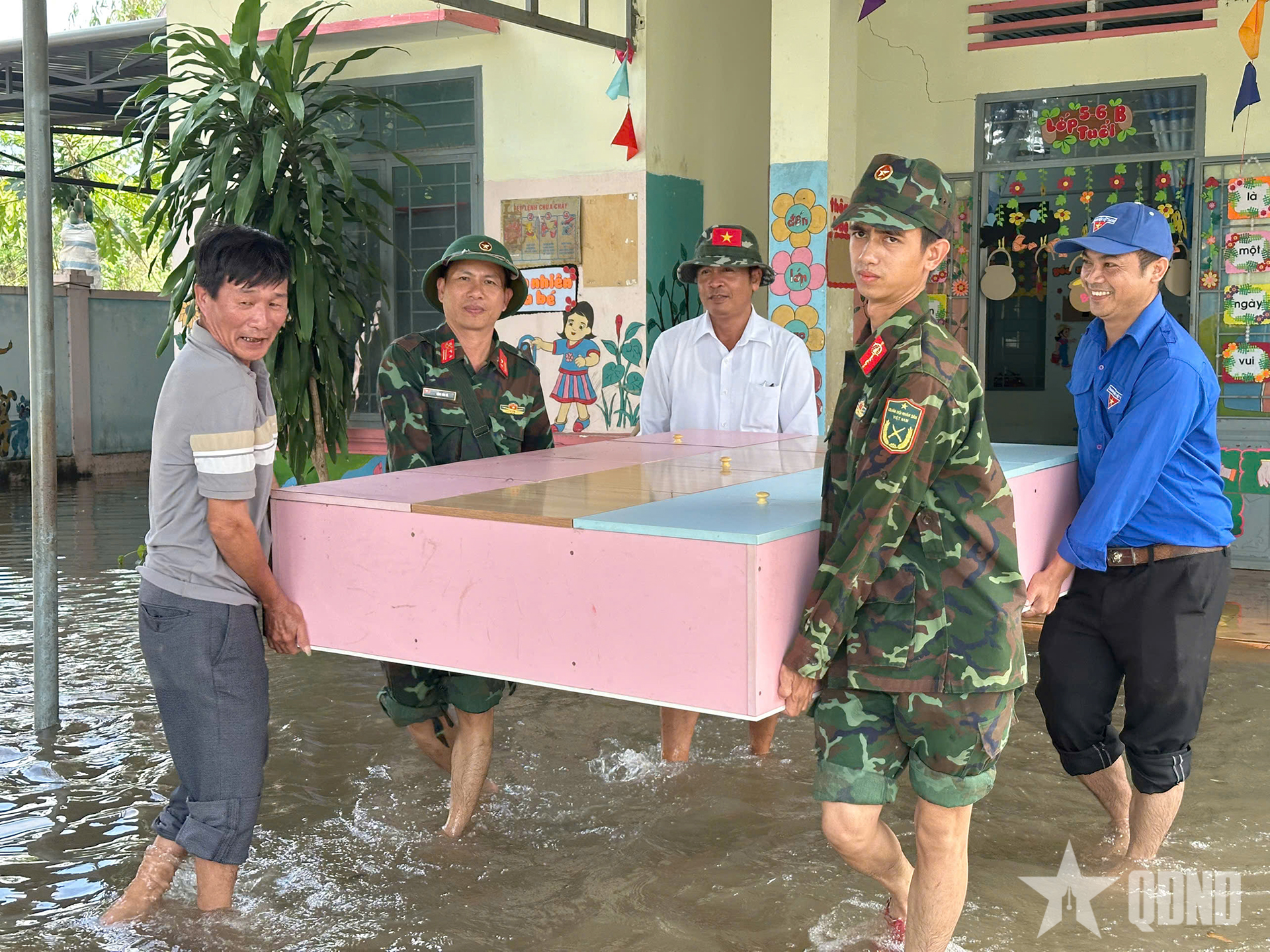 Lữ đoàn 7 (Quân đoàn 34): Giúp dân những “việc khó” sau lũ