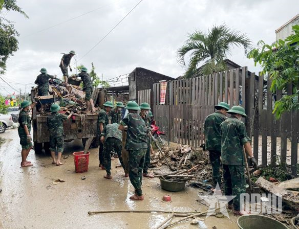 Trường Sĩ quan Thông tin hỗ trợ xã Diên Thọ (tỉnh Khánh Hòa) khắc phục hậu quả sau lũ

