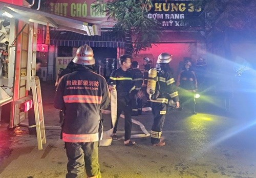 Hà Nội: Giải cứu 5 người dân trong đám cháy tại phường Thanh Liệt

