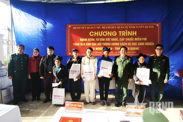 Bệnh viện Quân y 109 khám, cấp thuốc miễn phí cho nhân dân xã Nghĩa Thuận (Tuyên Quang)

