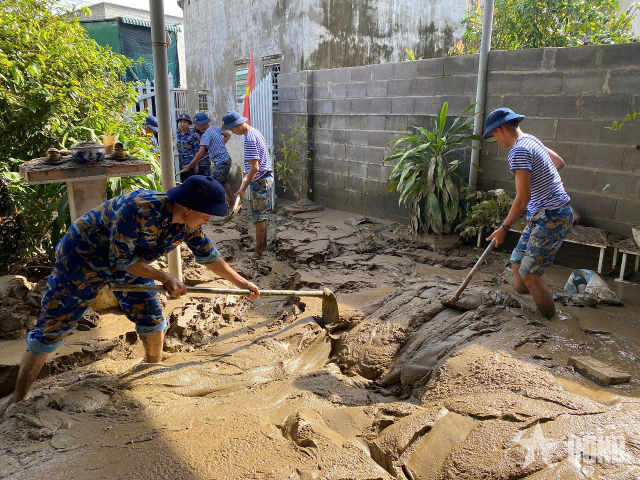 Lữ đoàn 101 (Vùng 4 Hải quân) khẩn trương giúp dân trước bão
