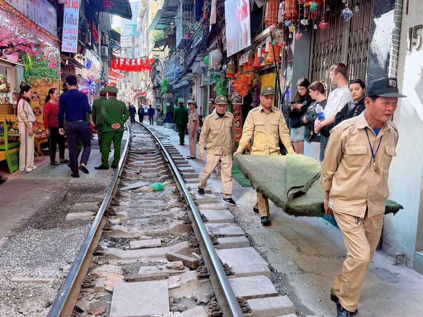 Hà Nội: Quyết liệt xử lý vi phạm lấn chiếm hành lang an toàn đường sắt tại khu vực ngõ đường tàu