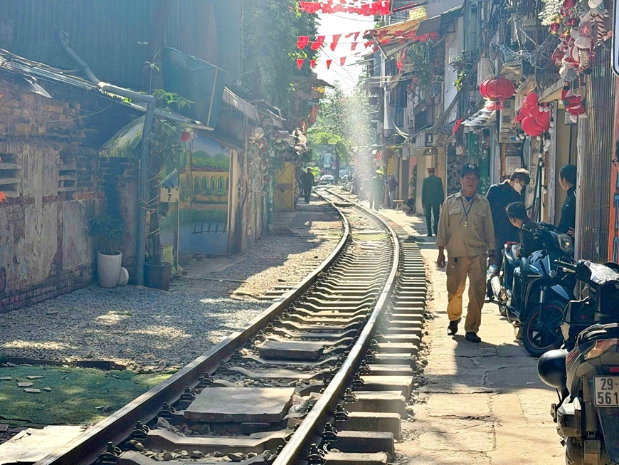 Hà Nội: Quyết liệt xử lý vi phạm lấn chiếm hành lang an toàn đường sắt tại khu vực ngõ đường tàu