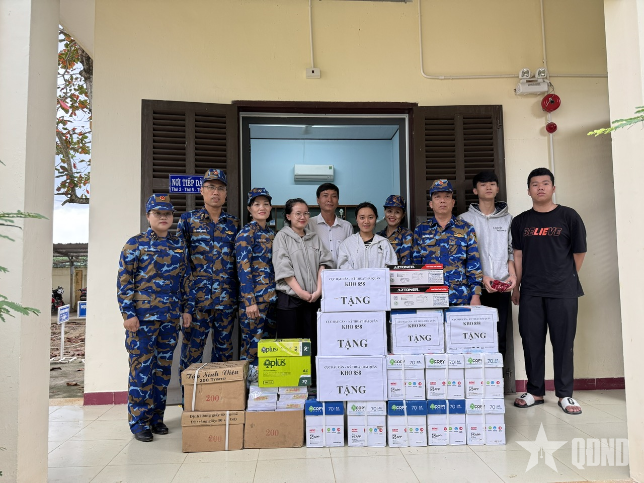 Kho 858 Hải quân tặng quà Trường THPT Nguyễn Thái Học