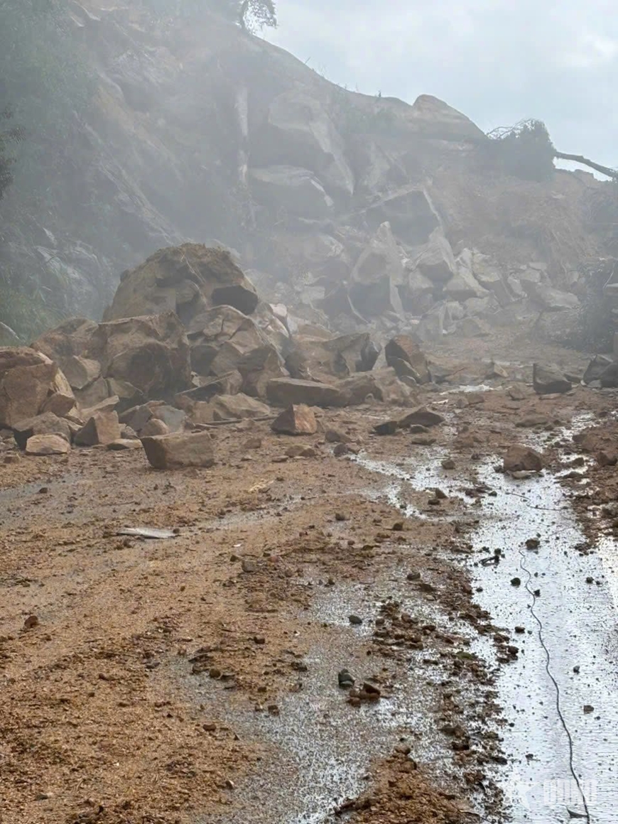 Công binh nổ mìn phá hơn 600 khối đất đá bị sạt lở tại đèo Khánh Lê Công binh nổ mìn phá hơn 600 khối đất đá bị sạt lở tại đèo Khánh Lê