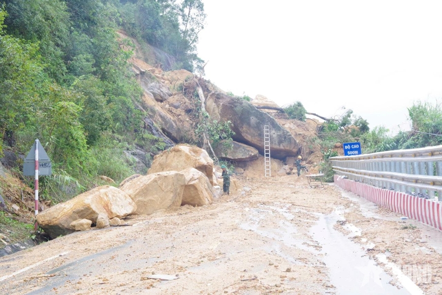 Công binh nổ mìn phá hơn 600 khối đất đá bị sạt lở tại đèo Khánh Lê Công binh nổ mìn phá hơn 600 khối đất đá bị sạt lở tại đèo Khánh Lê