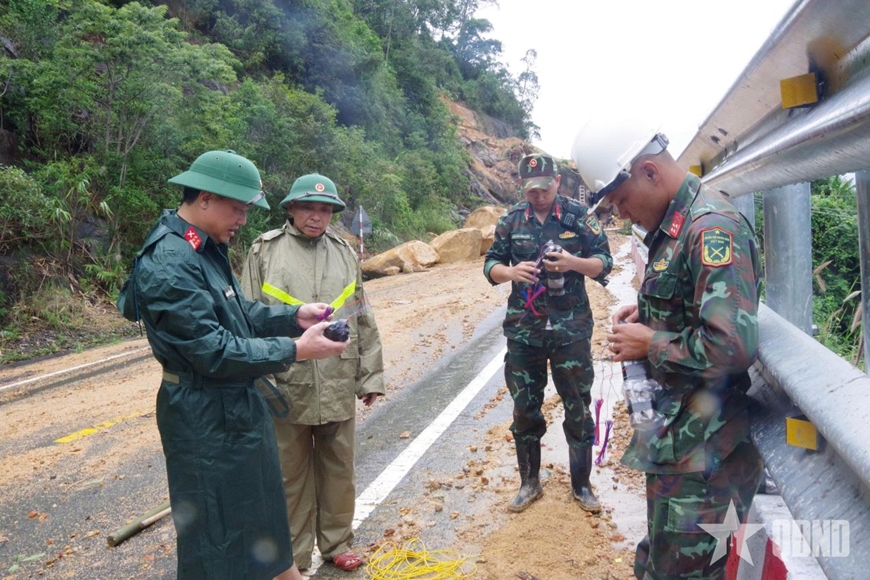 Công binh nổ mìn phá hơn 600 khối đất đá bị sạt lở tại đèo Khánh Lê Công binh nổ mìn phá hơn 600 khối đất đá bị sạt lở tại đèo Khánh Lê