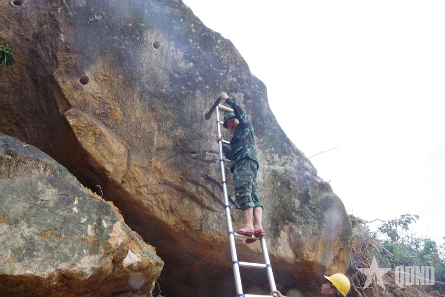 Công binh nổ mìn phá hơn 600 khối đất đá bị sạt lở tại đèo Khánh Lê Công binh nổ mìn phá hơn 600 khối đất đá bị sạt lở tại đèo Khánh Lê