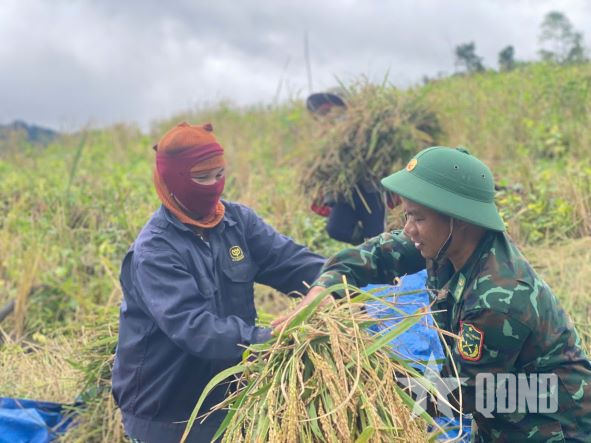 Đồn Biên phòng La Êê hỗ trợ người dân ổn định cuộc sống sau mưa lũ

