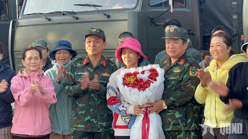 Người dân D'ran xúc động chia tay bộ đội trở về đơn vị