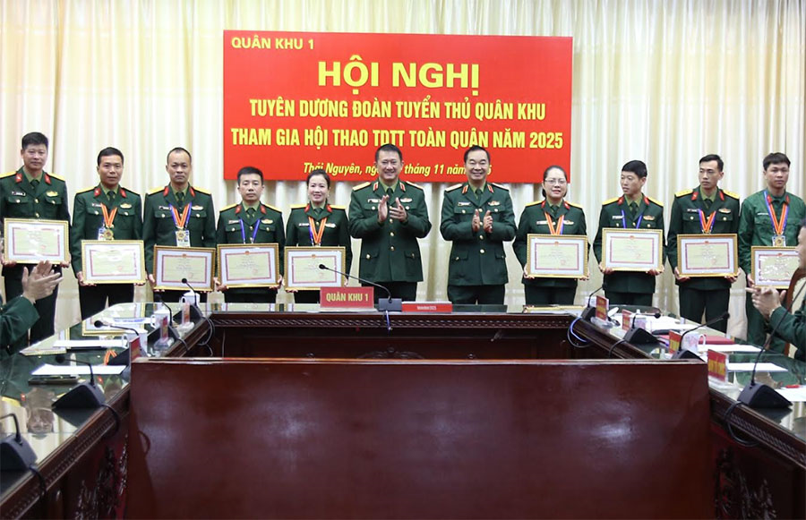 Quân khu 1 tuyên dương đội tuyển tham gia Hội thao Thể dục thể thao quốc phòng 