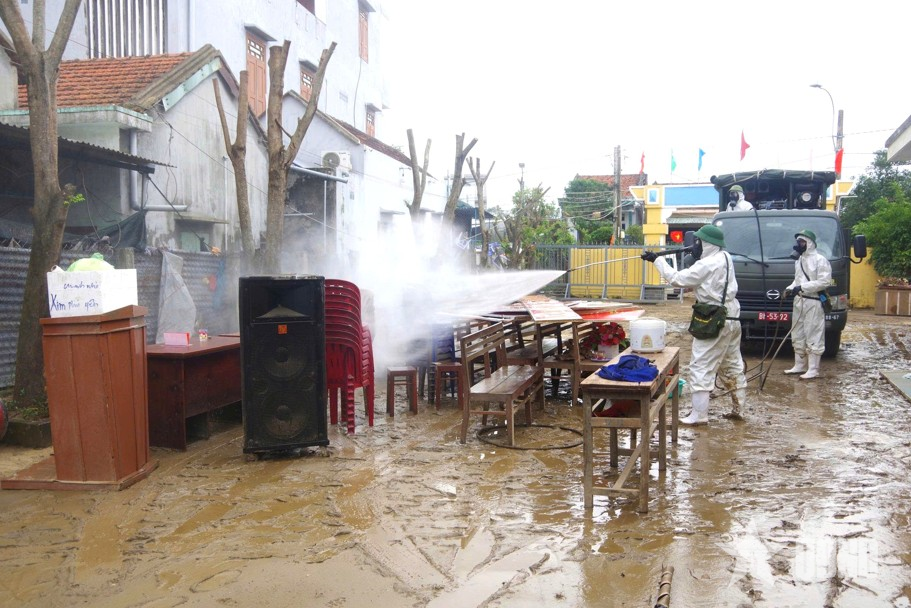 Kề vai, sát cánh giúp dân