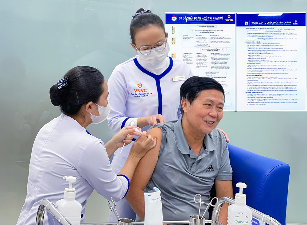 Tiêm vaccine phòng uốn ván miễn phí cho bà con vùng lũ lụt