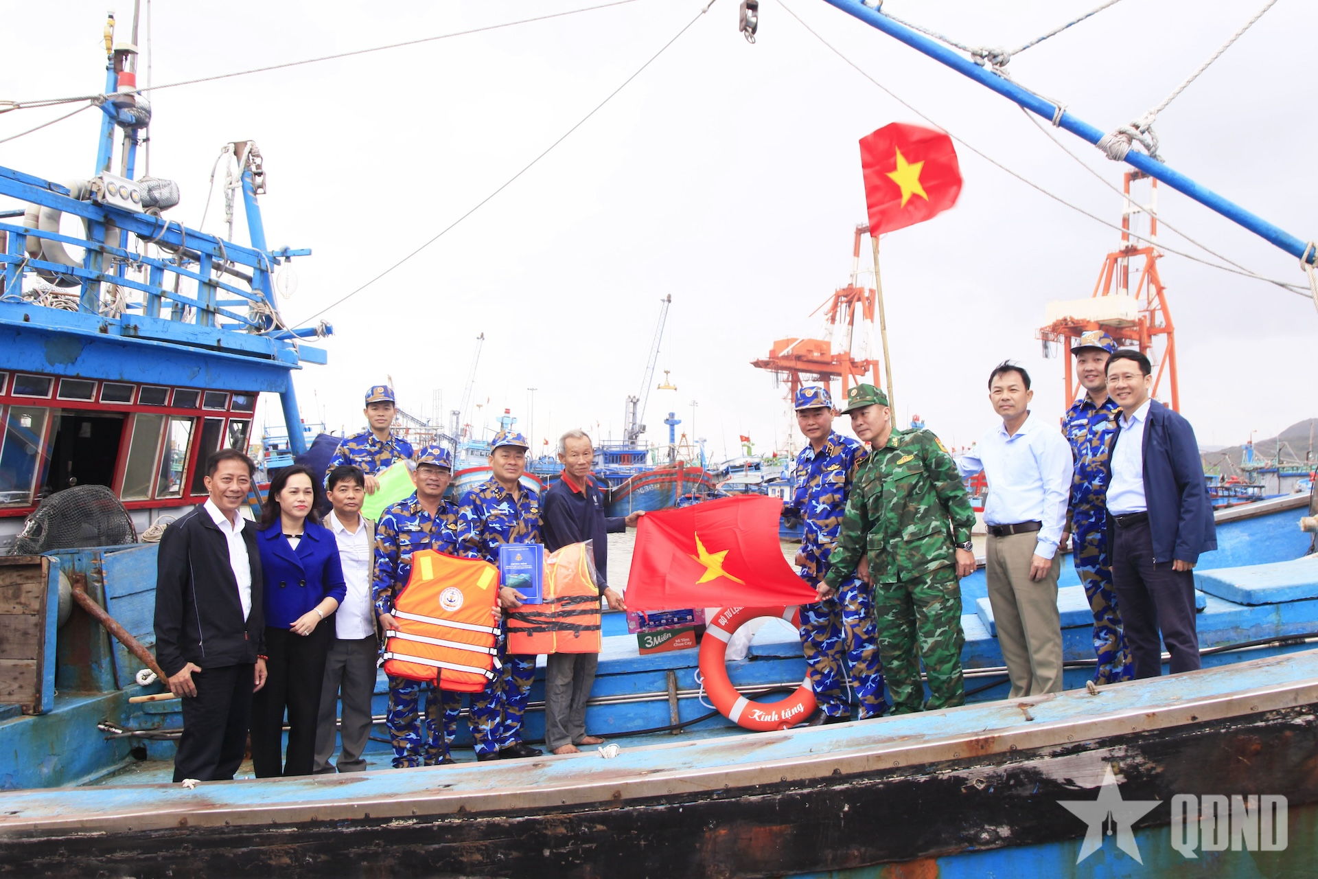 Vùng 4 Hải quân đồng hành cùng ngư dân Gia Lai vươn khơi bám biển