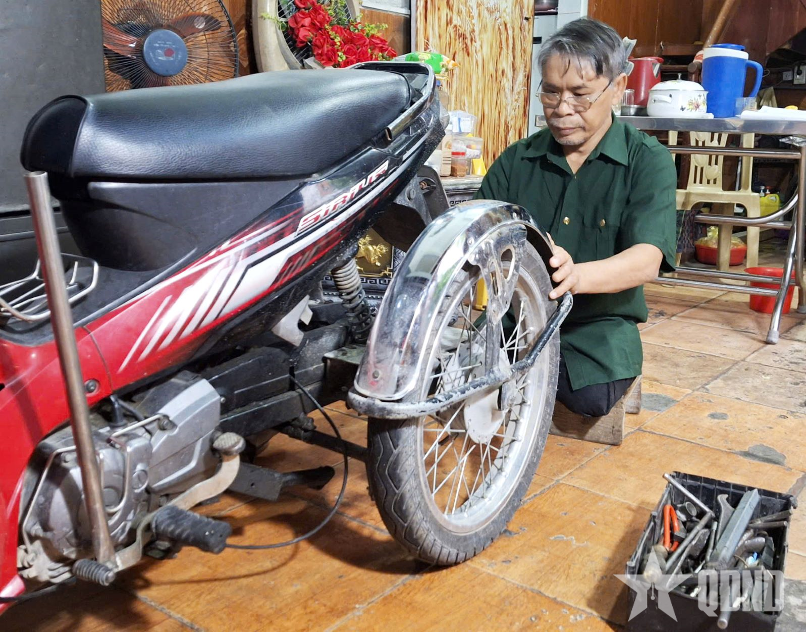 Thương binh làm “đôi chân mới” cho người khuyết tật