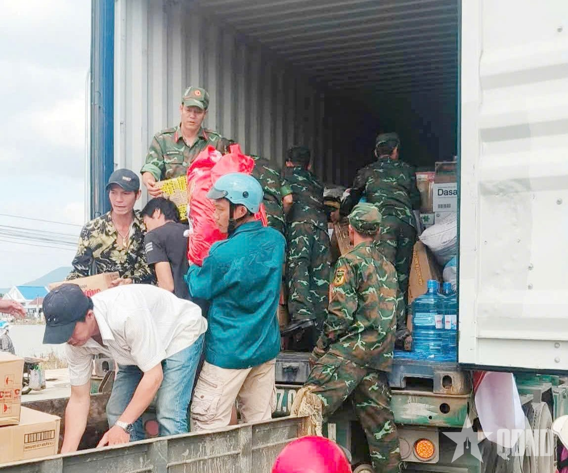 Trung đoàn 108 phân phối hơn 30 tấn hàng cứu trợ người dân vùng lũ