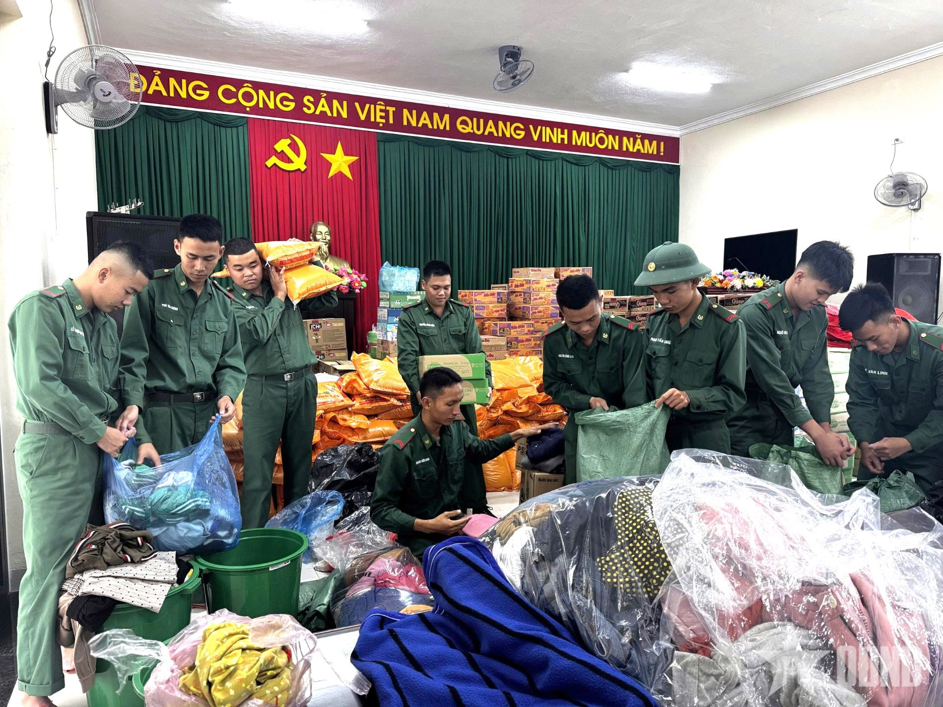 Bộ đội Biên phòng tỉnh Quảng Ngãi sẻ chia khó khăn với người dân vùng lũ