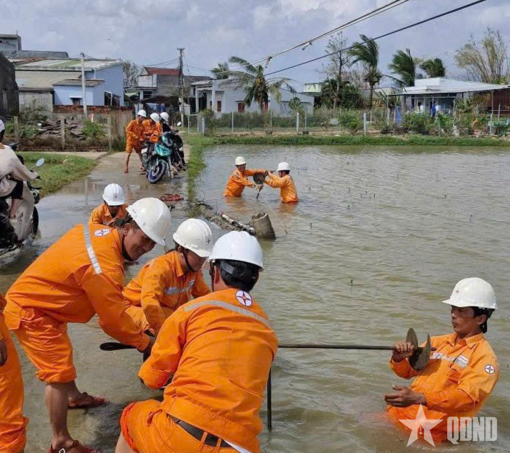 Điện lực miền Trung cấp điện trở lại cho 99,81% khách hàng sau ngập lụt