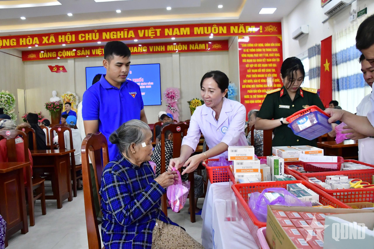 An Giang: Bệnh viện Quân y 121 khám bệnh, phát thuốc cho người dân xã Đông Hưng