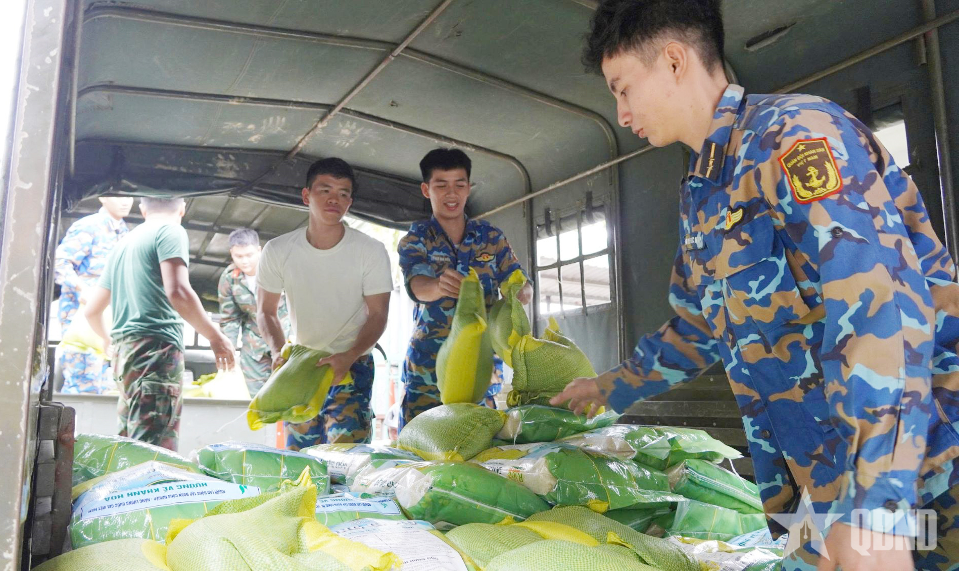 Trường Trung cấp Kỹ thuật miền Trung chung tay khắc phục hậu quả mưa lũ

