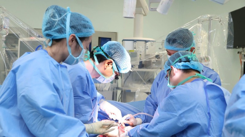 Bố không cùng nhóm máu hiến một phần lá gan cứu con gái 20 tuổi