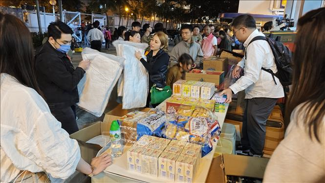 Vụ cháy chung cư ở Hong Kong (Trung Quốc): Người dân chung tay hỗ trợ các nạn nhân