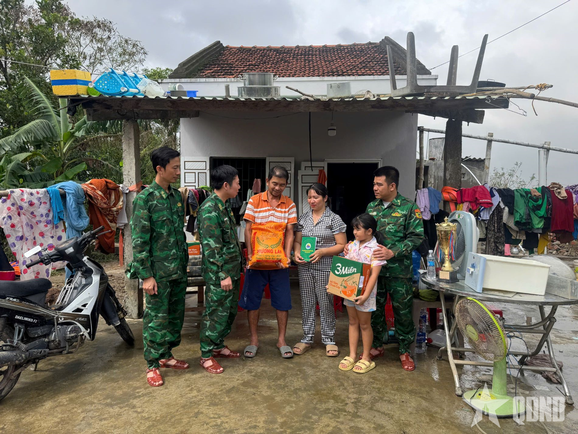 Câu chuyện người lính Biên phòng thầm lặng giữa bùn lũ