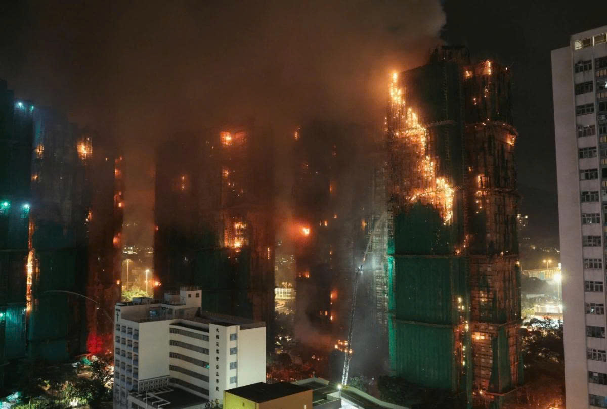 Vụ cháy chung cư ở Hong Kong: Lực lượng chức năng chạy đua cứu nạn

