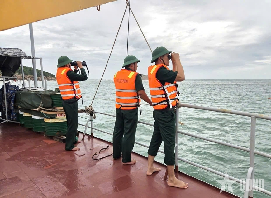 Bộ đội Biên phòng Khánh Hòa tìm kiếm 2 ngư dân mất tích trong vụ chìm tàu gần biển Bình Tiên