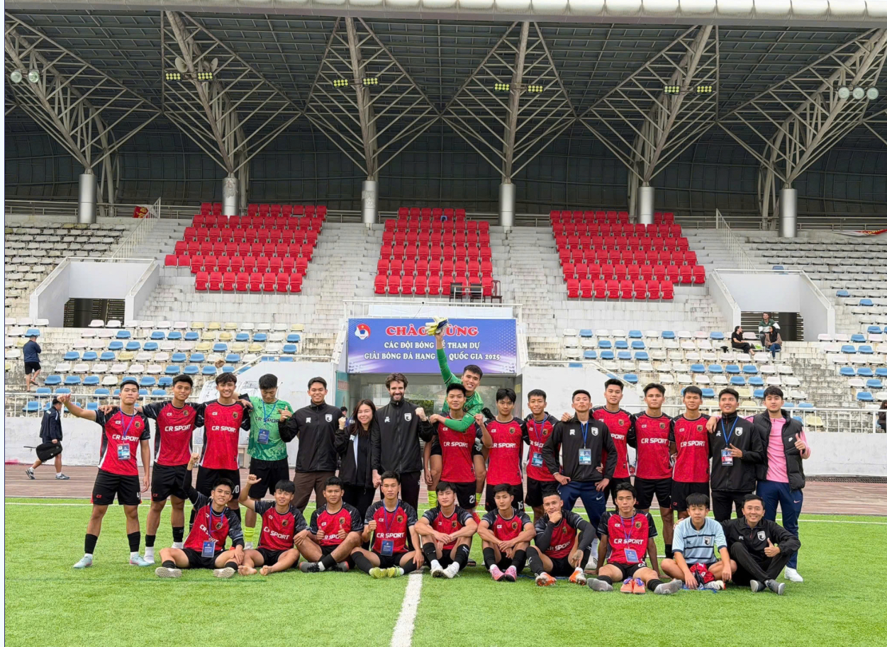 Vừa đi làm, vừa đá bóng