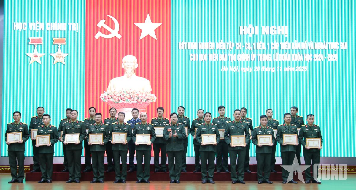 Học viện Chính trị rút kinh nghiệm diễn tập cho học viên đào tạo chính ủy trung, lữ đoàn 