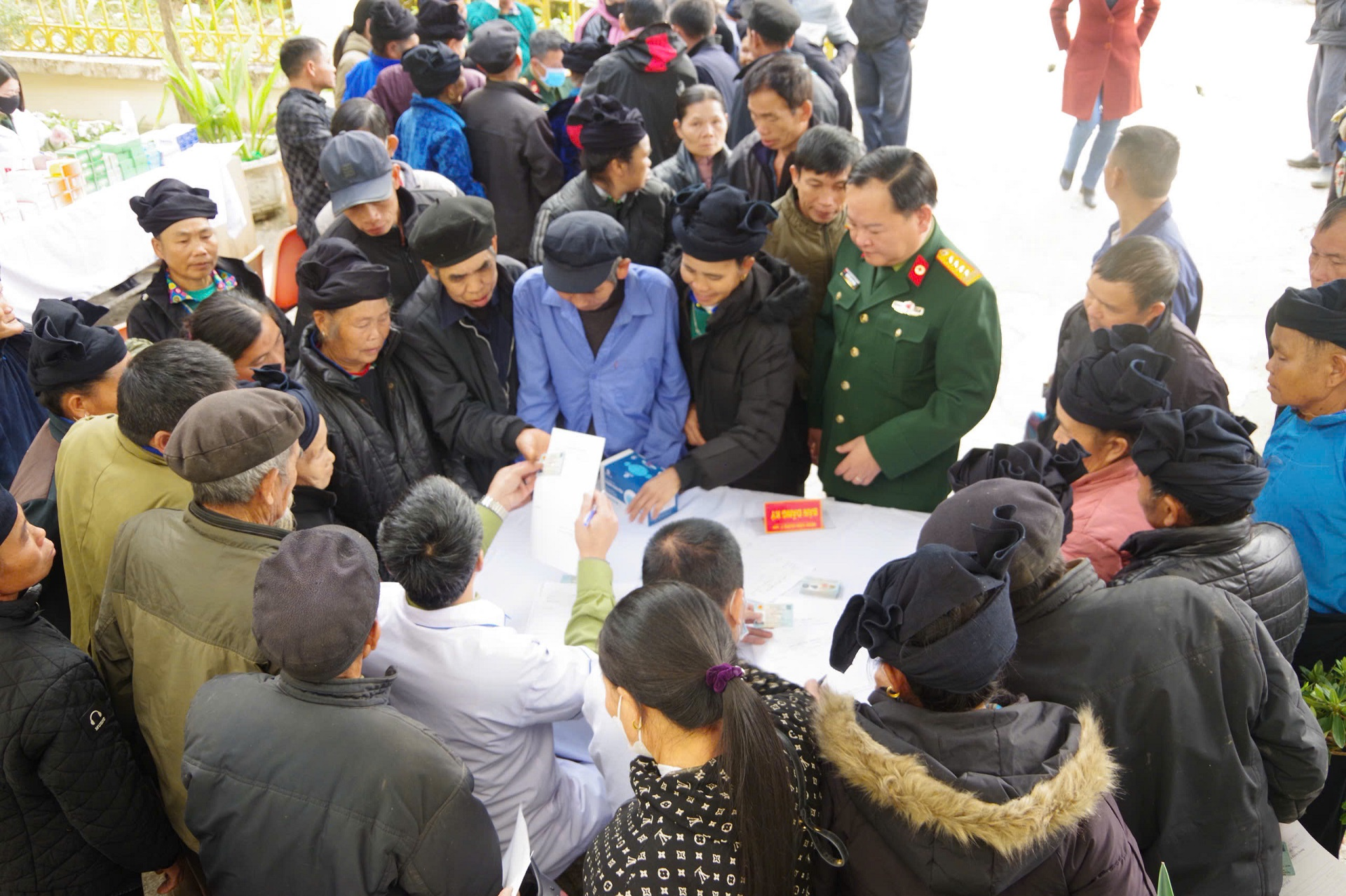 Bệnh viện Quân y 109 khám bệnh, cấp thuốc miễn phí tại Tuyên Quang