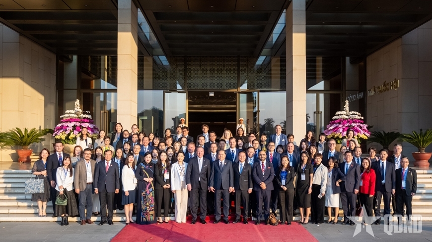 Bản tin thời sự tổng hợp tuần: Bộ đội chung sức giúp dân ổn định cuộc sống sau mưa lũ