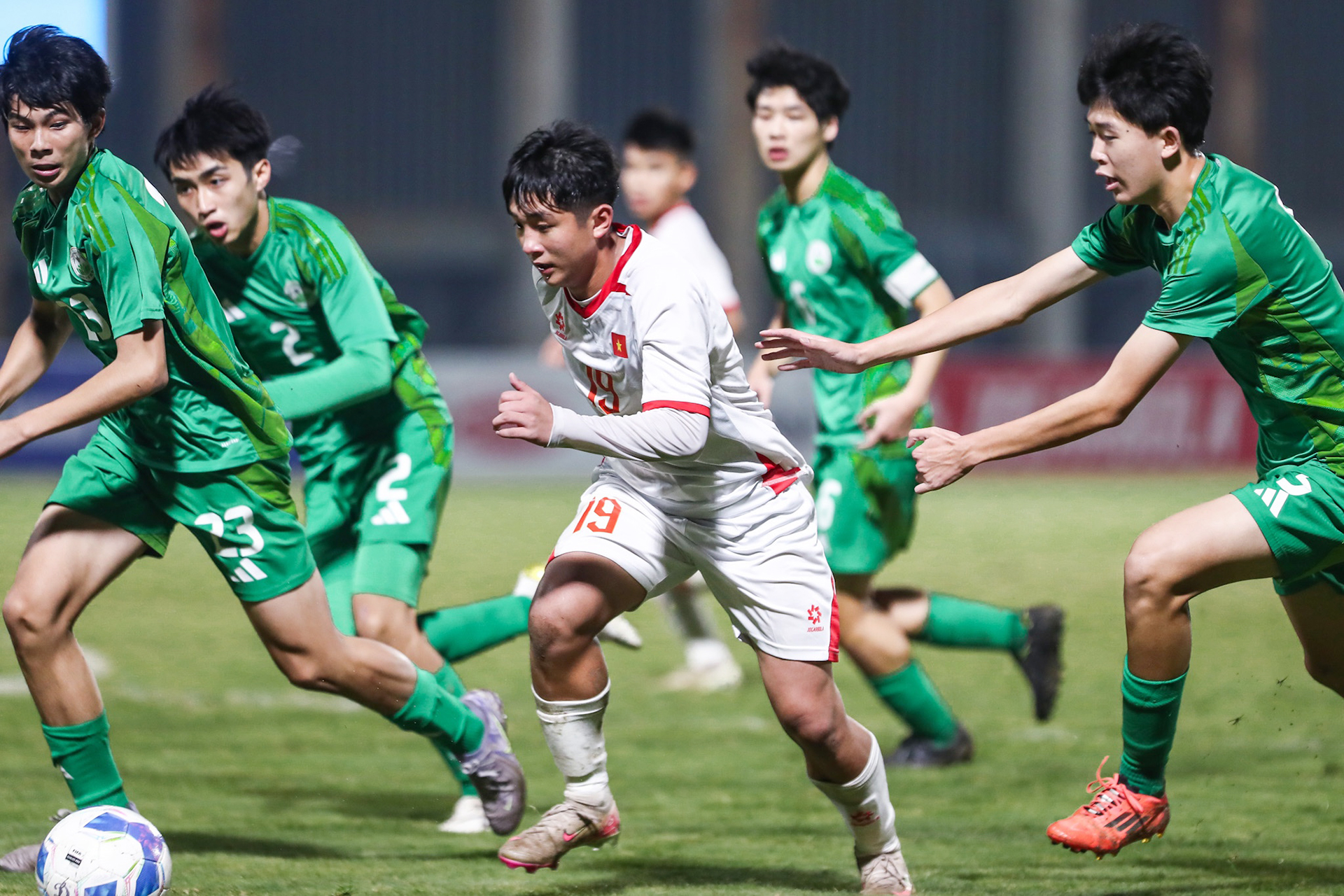 Tin thể thao (29-11): Việt Nam chạm tay vào tấm vé dự VCK U17 châu Á

