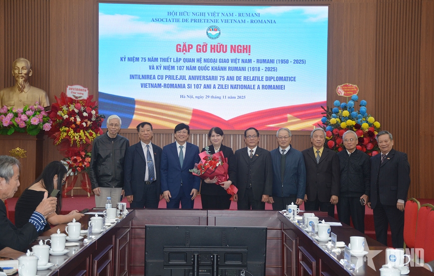 Đại diện BTV Hội Hữu nghị Việt Nam - Rumani chụp ảnh lưu niệm với bà đại sứ