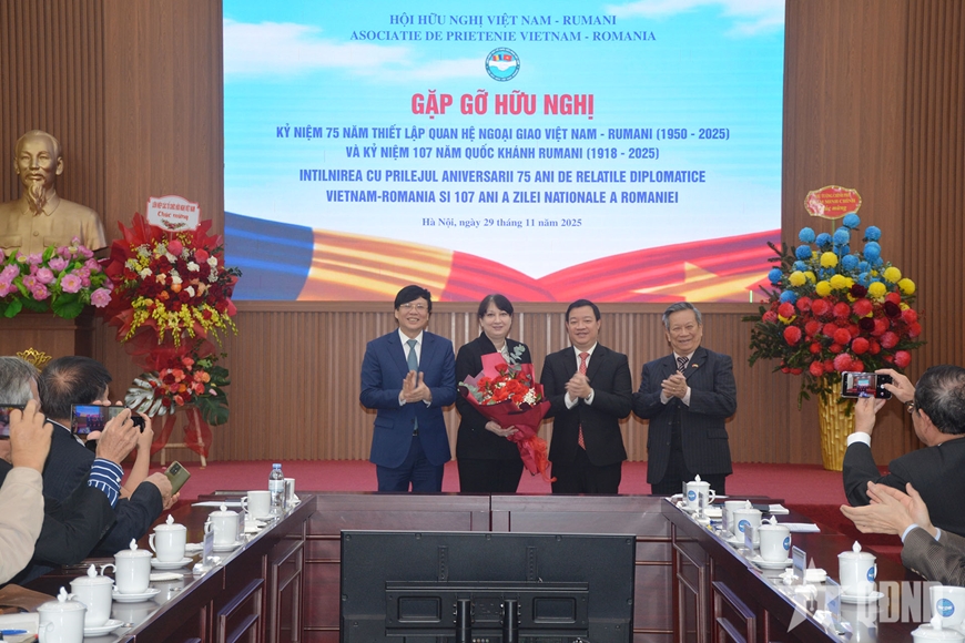 Phó chủ tịch Liên hiệp các tổ chức hữu nghị Việt Nam Nguyễn Ngọc Hùng tặng hoa