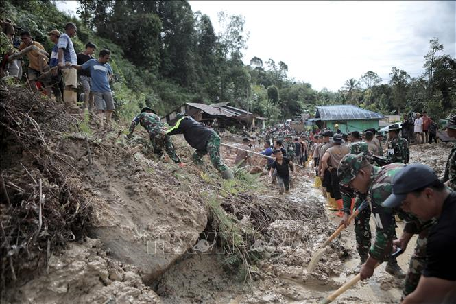 Hơn 300 người thiệt mạng do lũ lụt và lở đất tại Indonesia