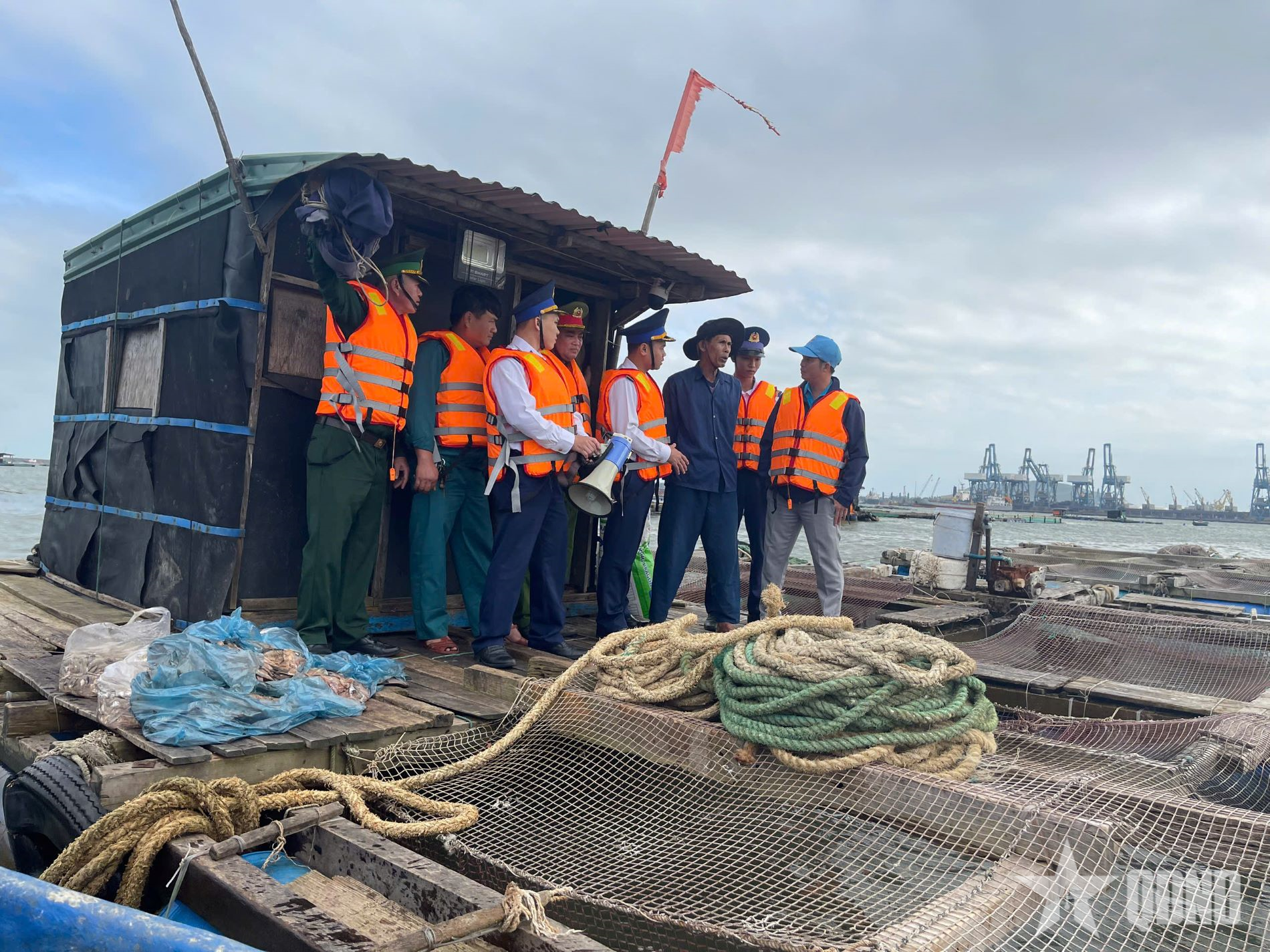 Cảnh sát biển phối hợp các lực lượng chức năng xã Vạn Tường chủ động phòng, chống bão số 15